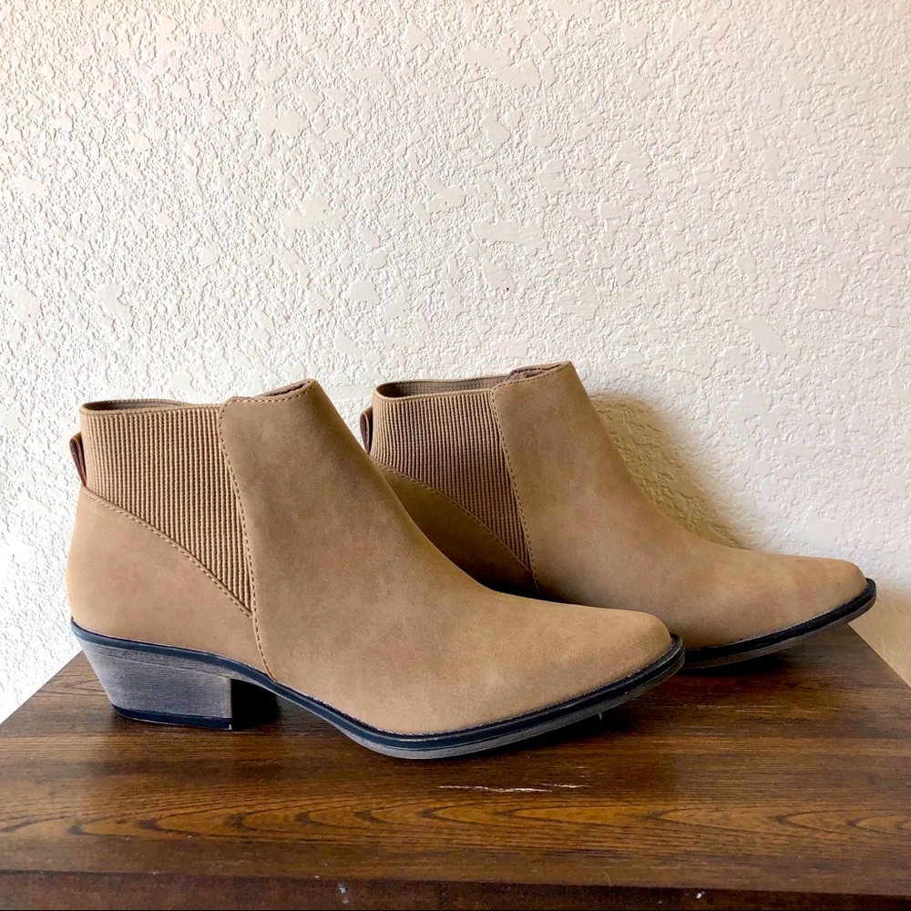 New unleashes tan boots